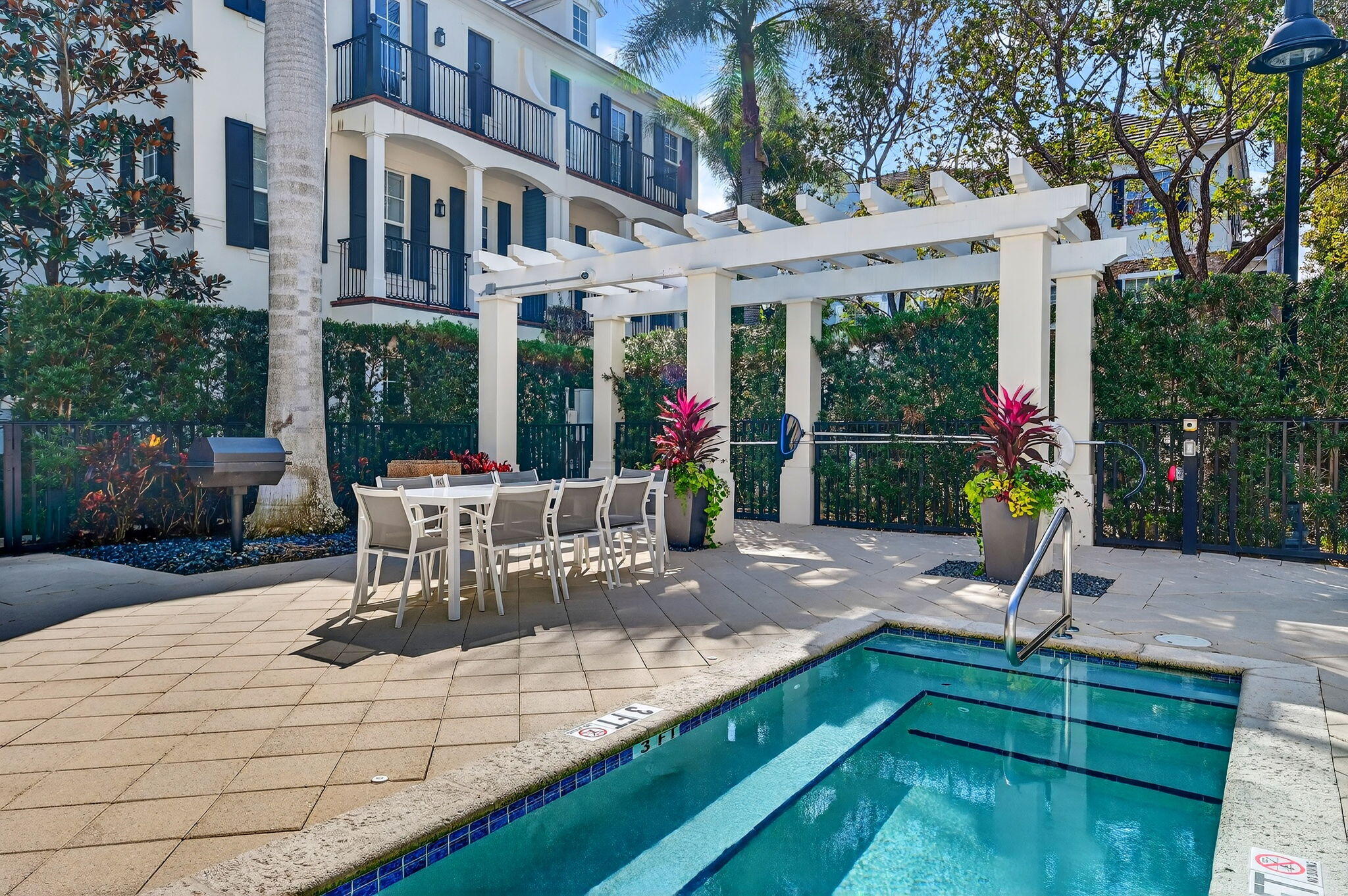 CANNERY ROW - Residential