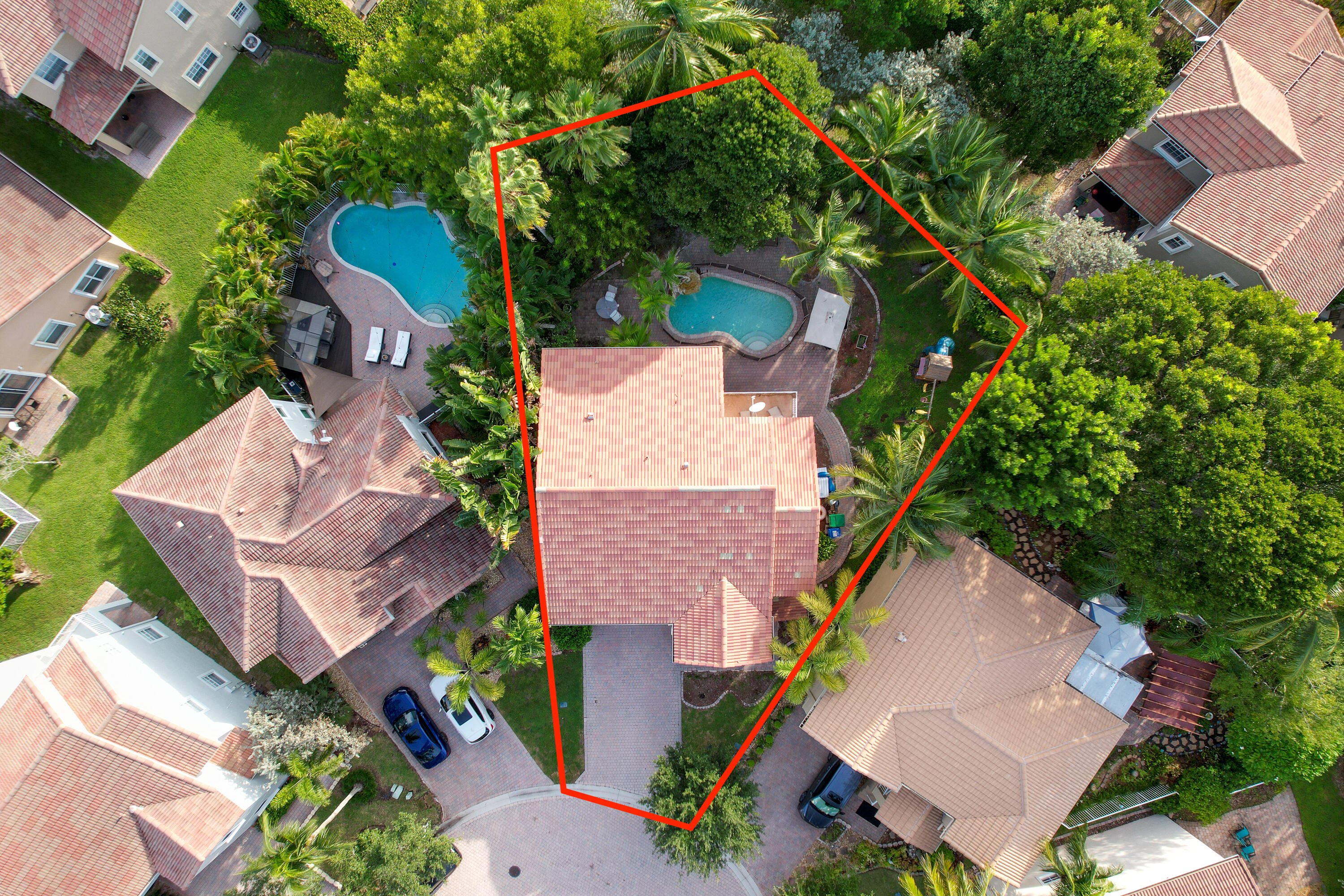 NOW PRICED TO SELL, MOTIVATED SELLER! Enjoy a perfect blend of indoor and outdoor living in this phenomenal 4 bedroom (plus AMAZING OVERSIZED separate BONUS ROOM), 3bathroom, 2-car garage home. The home is nested on a private 0.13 acres, cul-de-sac lot with a beautiful freeform POOL, in the coveted, LOW HOA Vizcaya development. There are 15' and 16'ceilings, ceramic tile, wood, LVP and laminate flooring. One FULL BEDROOM and BATHROOM are on the GROUND level. The primary bedroom is finished with walk-in and strip closets. The primary bathroom offers split sinks, a tub and shower. One guest bathroom was remodeled in 2022. There is a separate laundry room with a full size washer and dryer. Step out to the paved patio to enjoy a dip in the refreshing 10'x20'poolwith a waterfall feature.