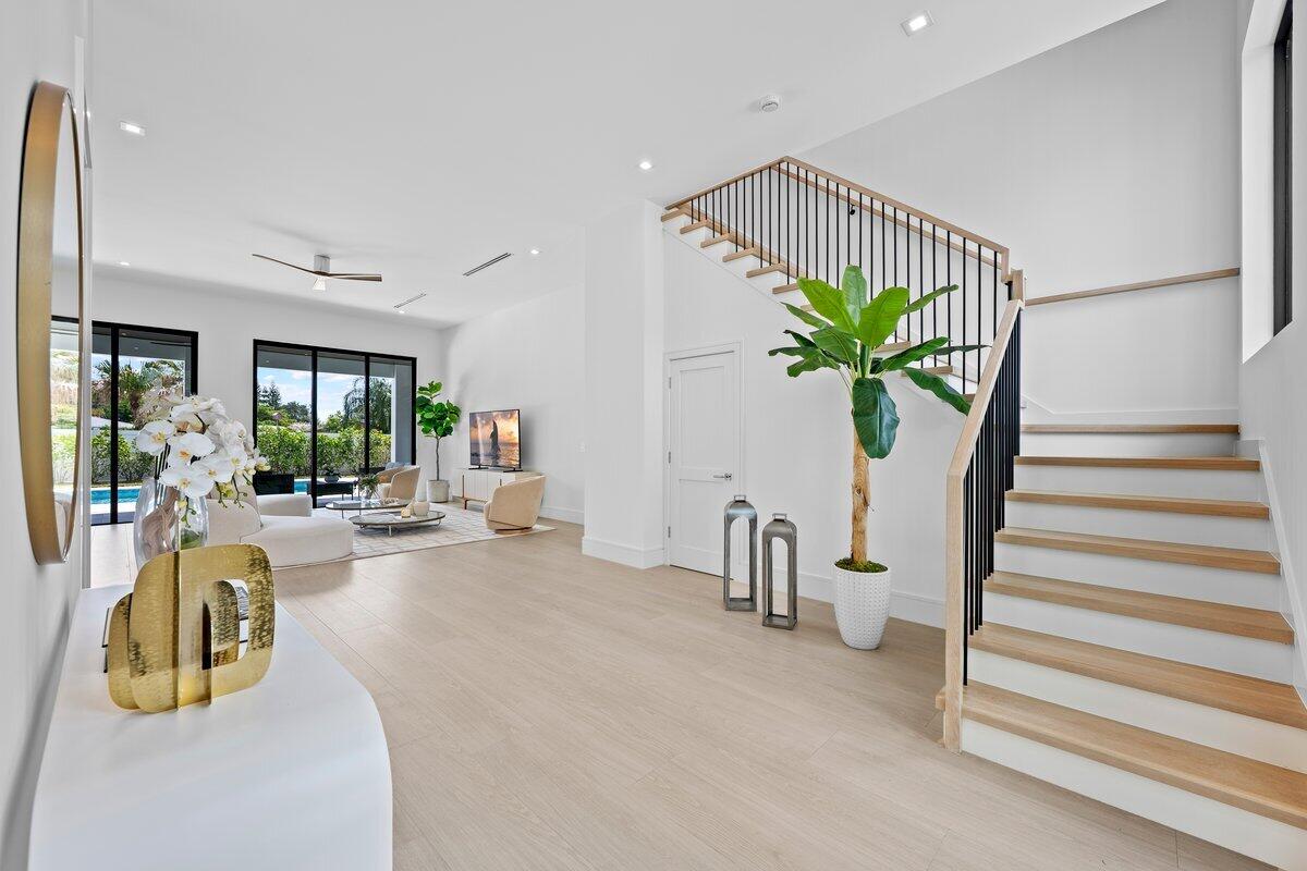 325 W Riverside Drive