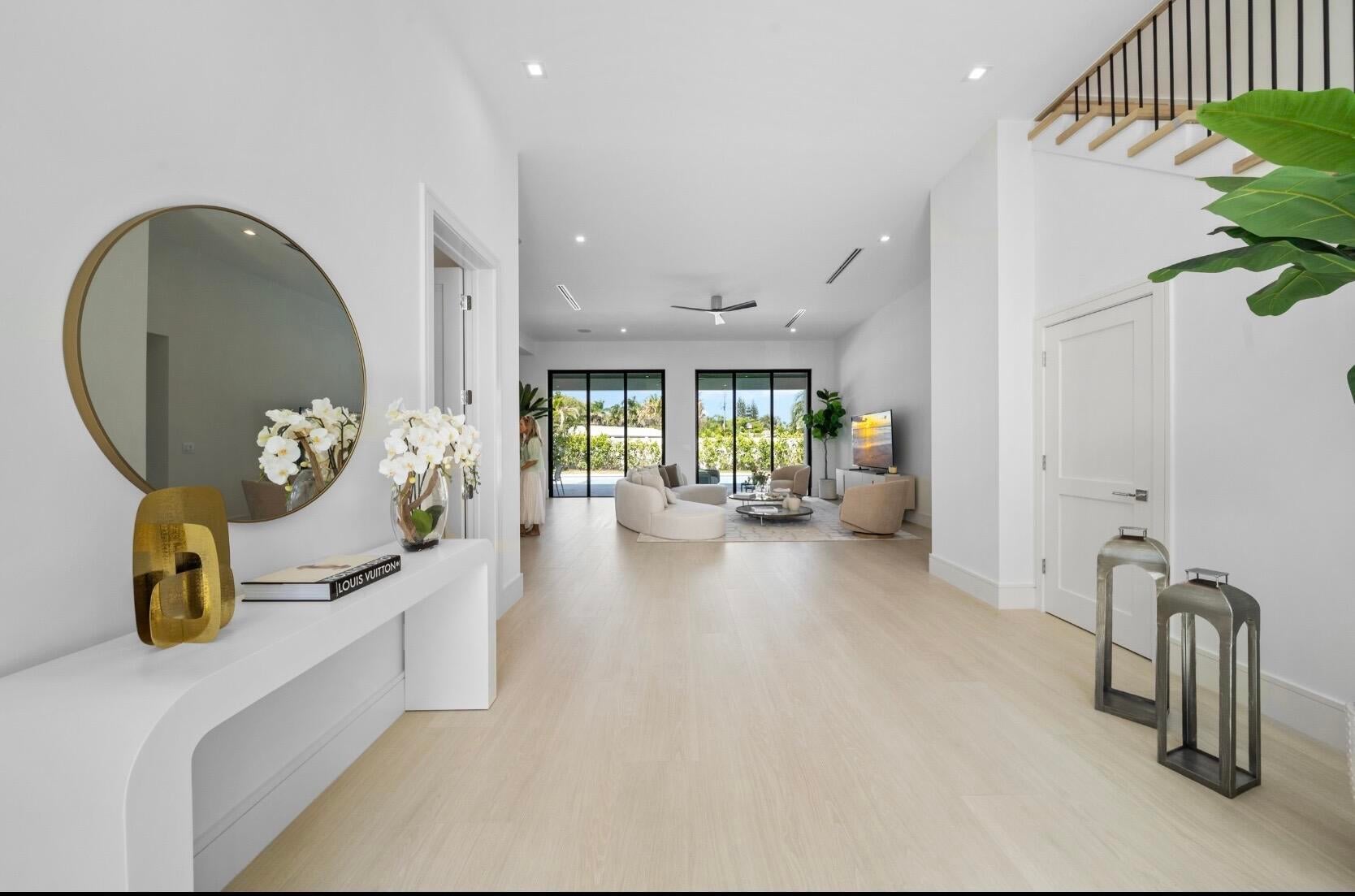 325 W Riverside Drive