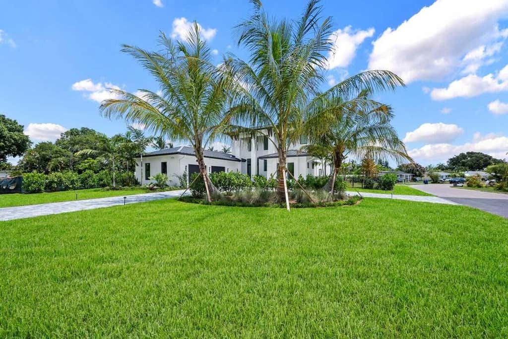 Photo of 325 W Riverside Drive, Jupiter, FL 33469 (MLS # B26065734)