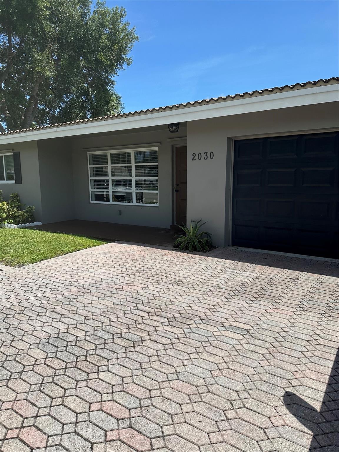 Spacious and well-maintained corner-lot home in Lighthouse Point featuring 3 bedrooms and 3 bathrooms. The property includes a private fenced backyard with a pool, and a two-car garage with a washer and dryer. Two of the bedrooms have en-suite bathrooms, offering added privacy and convenience. Lawn and pool maintenance are included in the rent. Tenant is responsible for utilities, including water, sewer, trash removal, electricity, and cable/Internet.
Tenant occupied until late August.