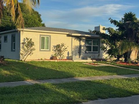 2329 West Dr West Palm Beach FL 33409