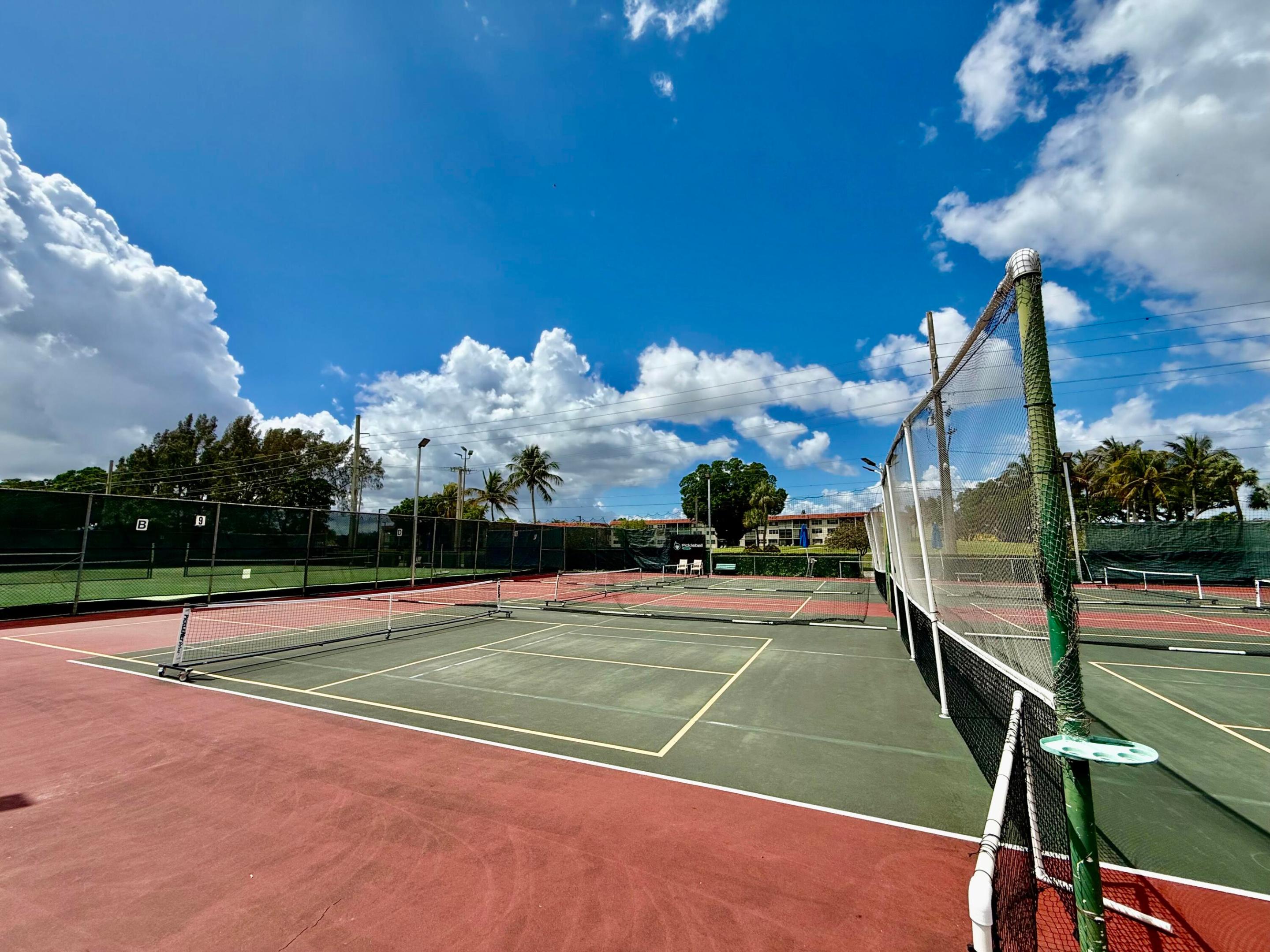 HOLLYBROOK GOLF AND - Residential