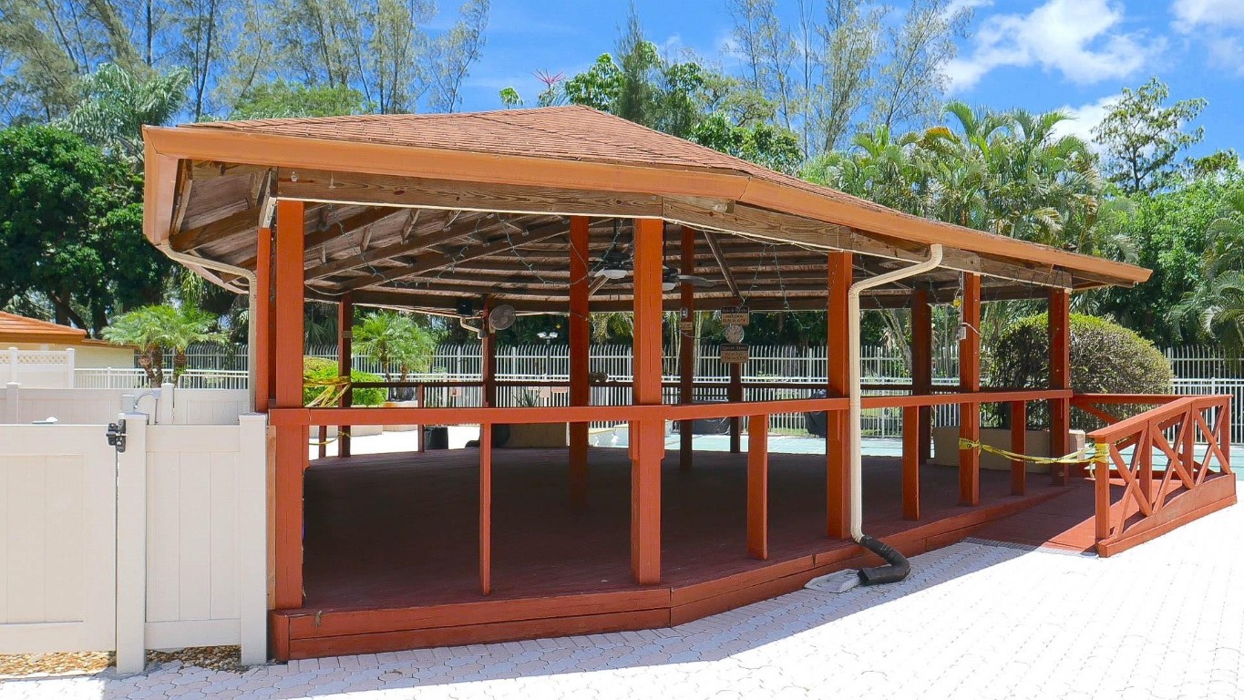 18TH HOLE AT INVERRARY - Residential