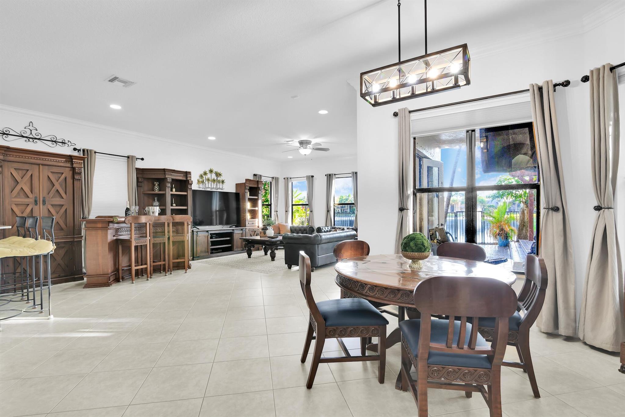 VERSAILLES - Residential Lease