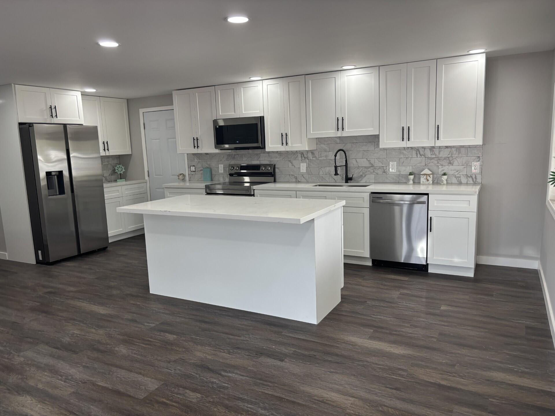 COUNTRY KNOLLS - Residential