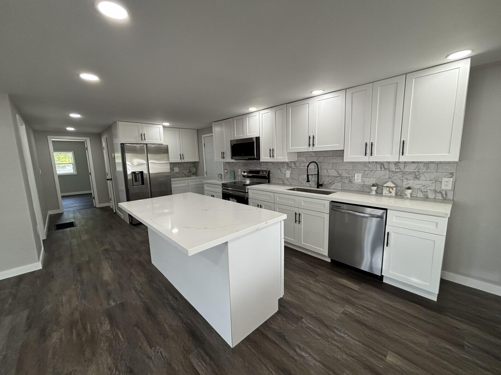 COUNTRY KNOLLS - Residential