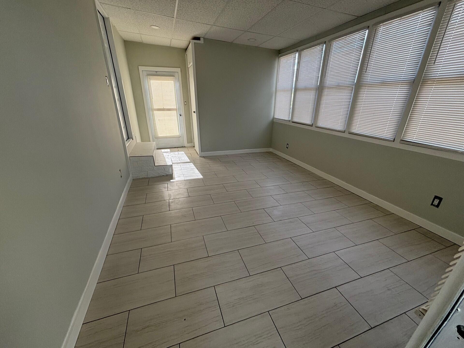 COUNTRY KNOLLS - Residential