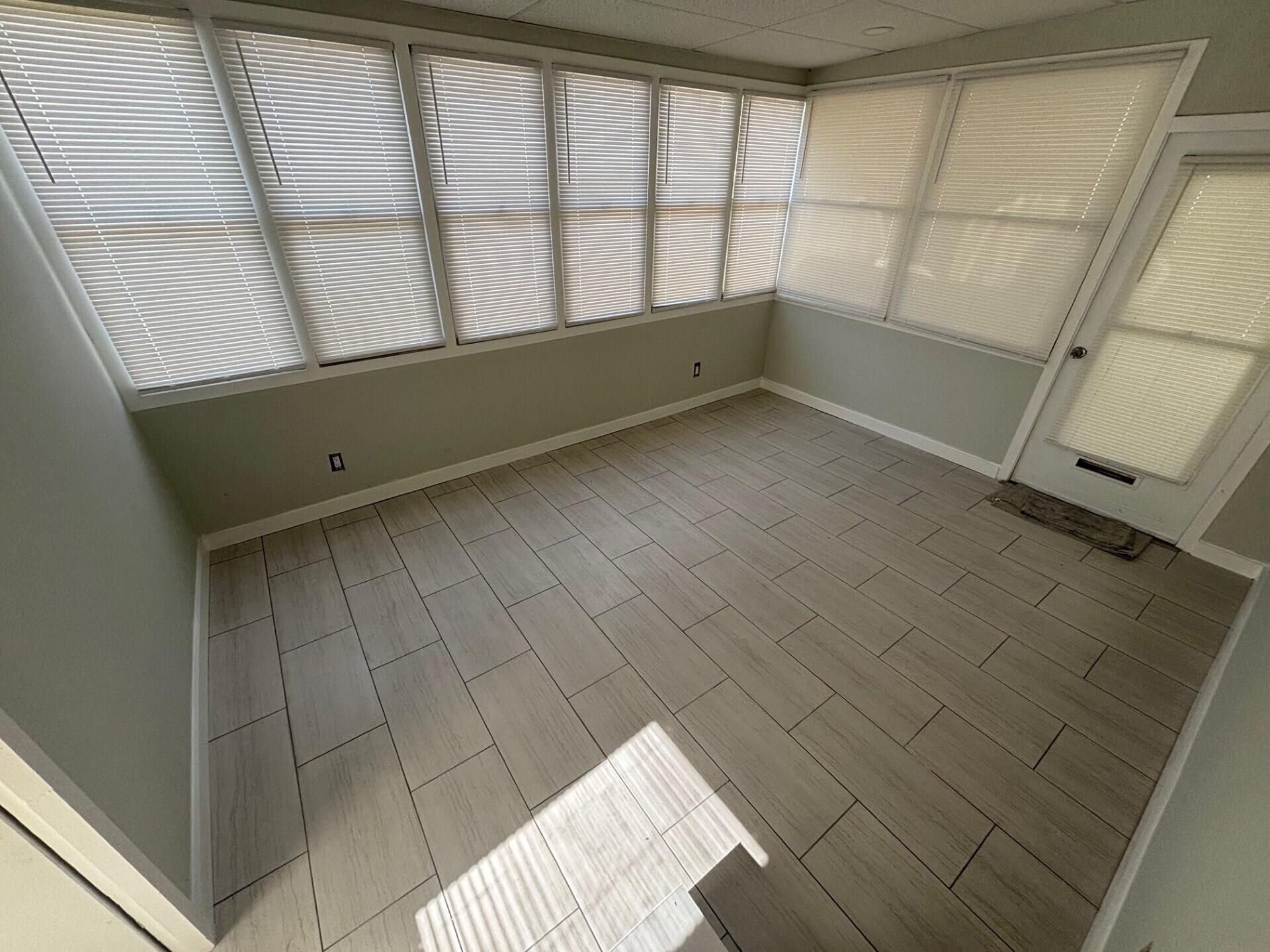 COUNTRY KNOLLS - Residential