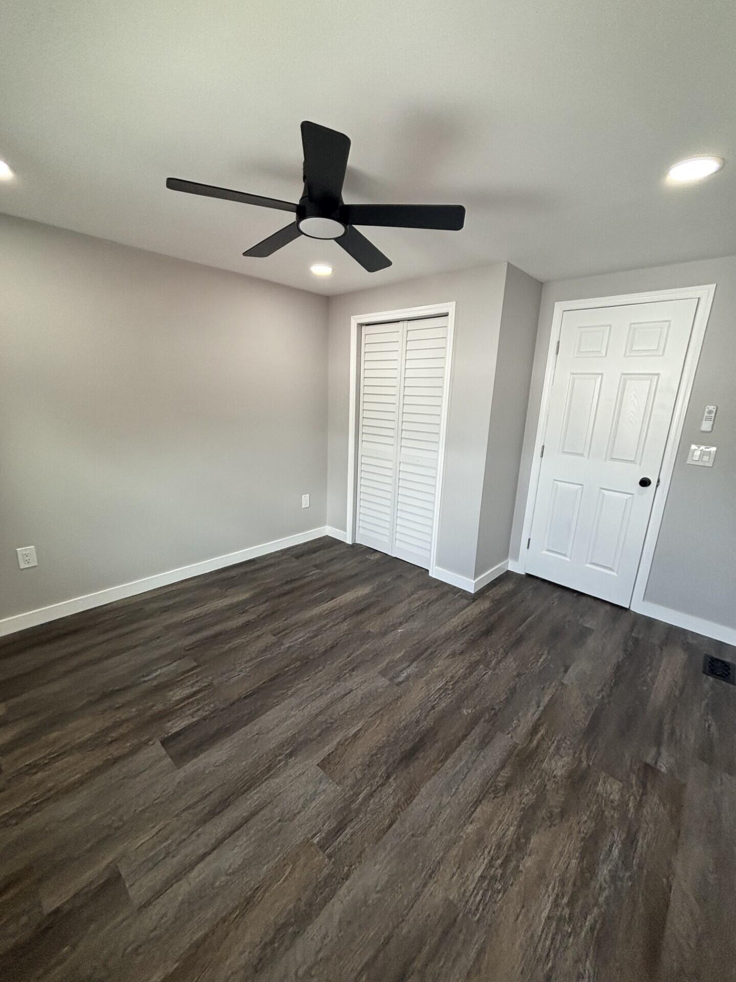 COUNTRY KNOLLS - Residential