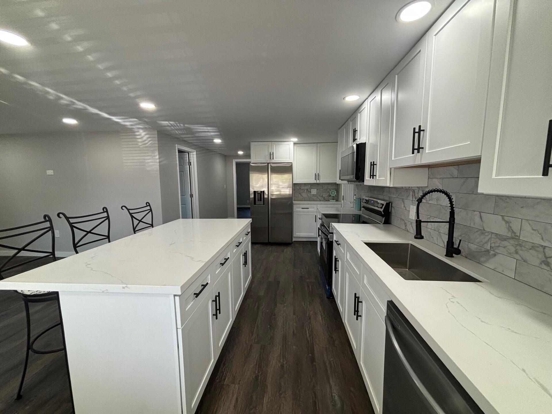 COUNTRY KNOLLS - Residential