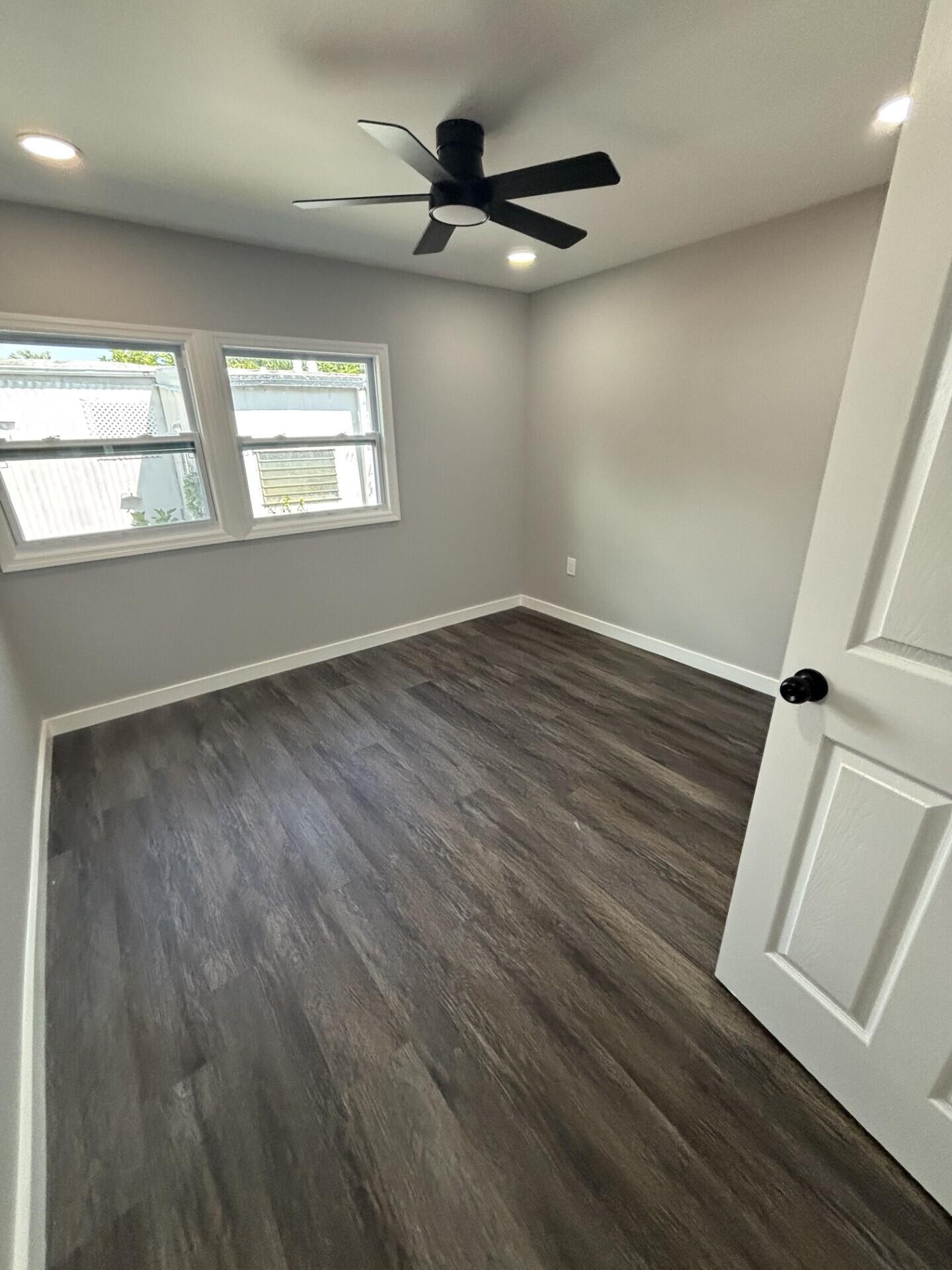 COUNTRY KNOLLS - Residential