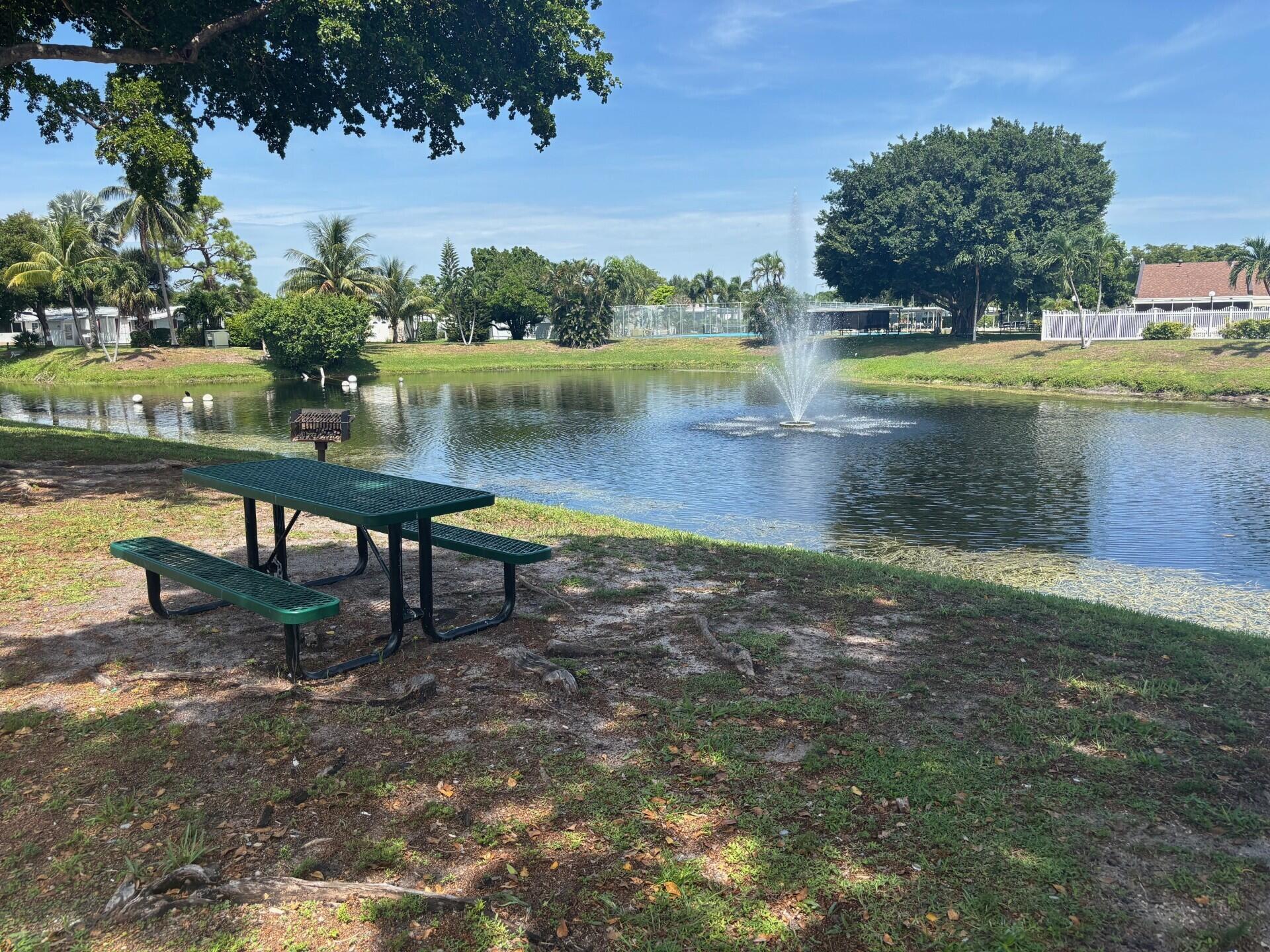 COUNTRY KNOLLS - Residential