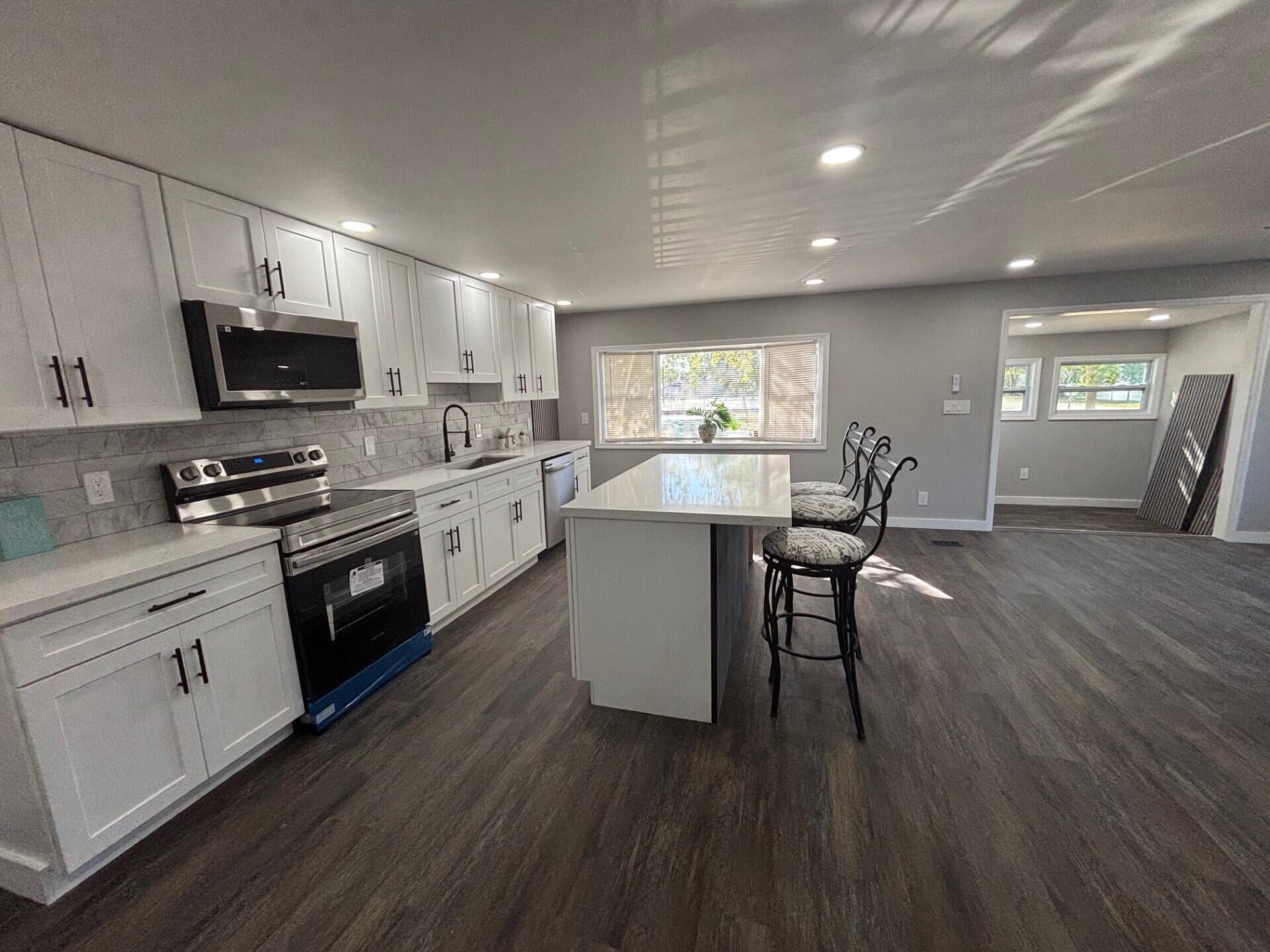 COUNTRY KNOLLS - Residential