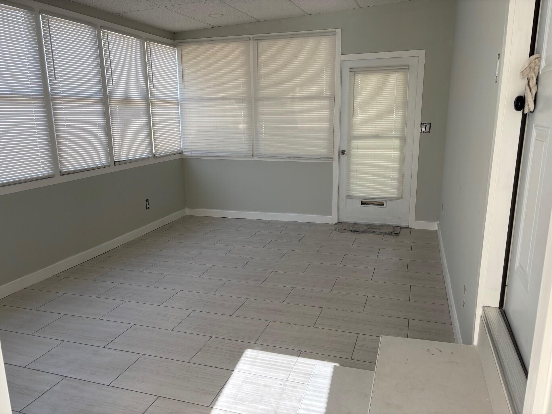 COUNTRY KNOLLS - Residential