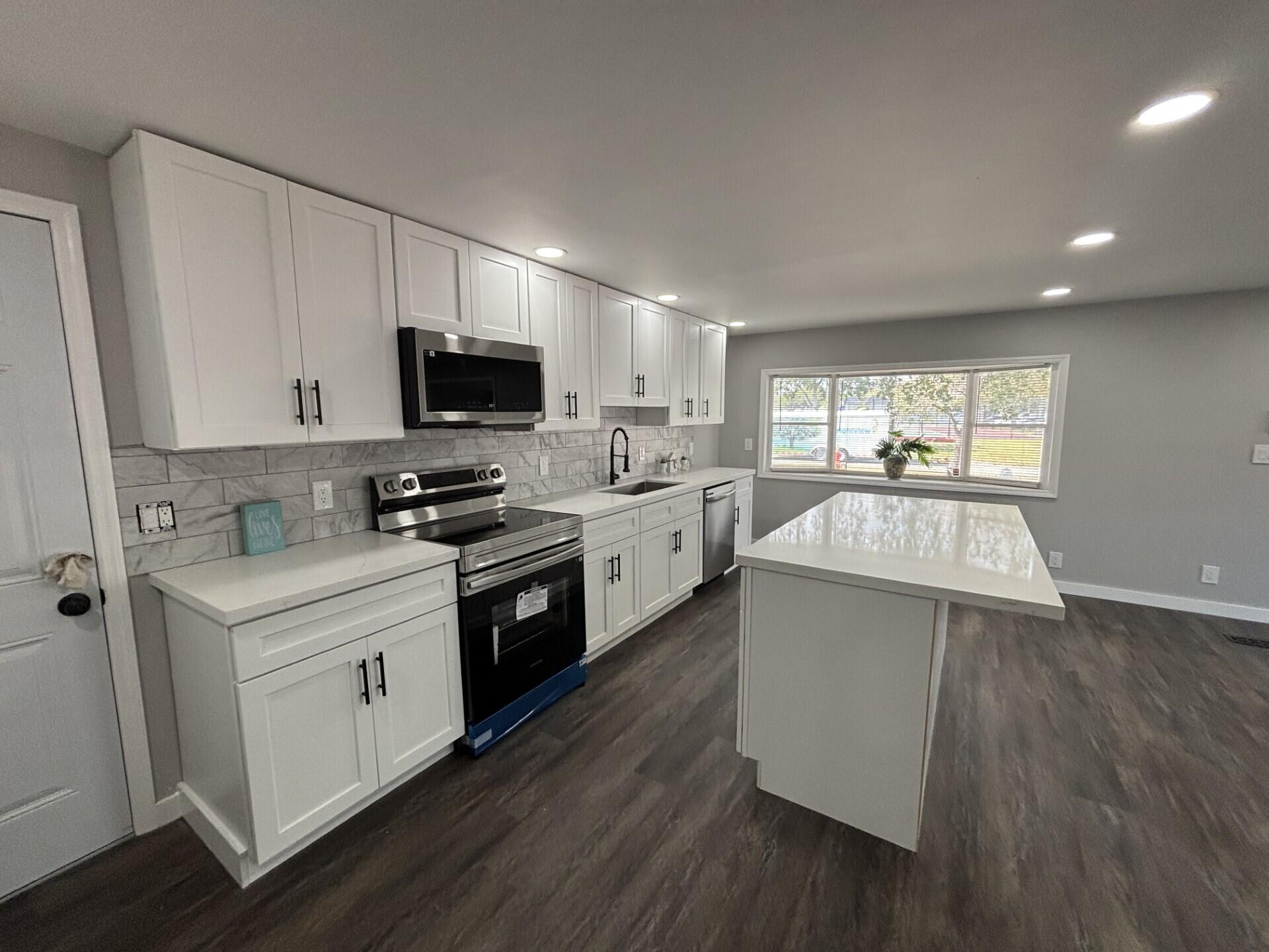 COUNTRY KNOLLS - Residential