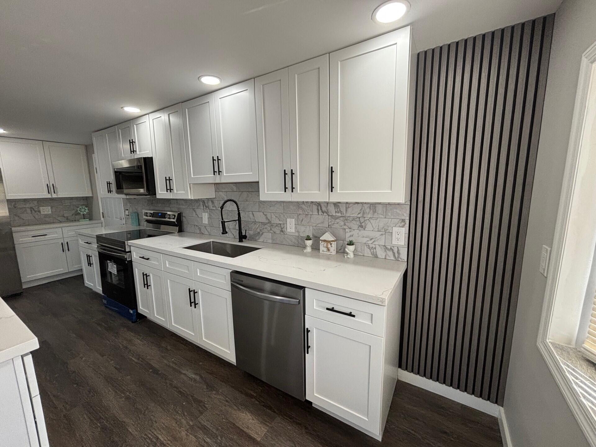 COUNTRY KNOLLS - Residential