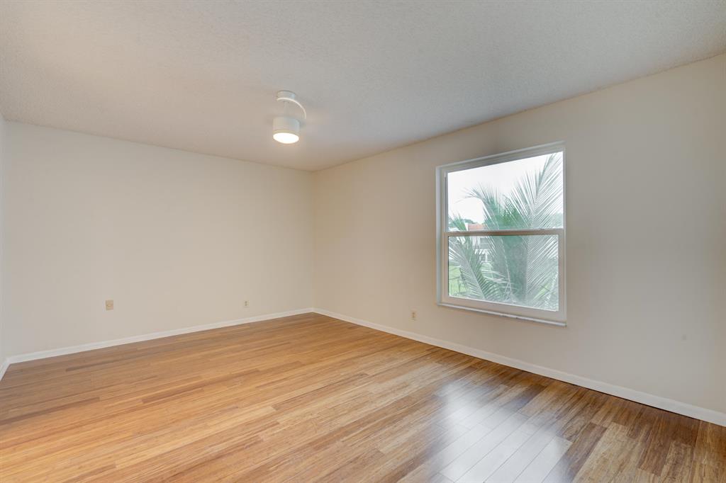 LAGO DEL REY CONDO - Residential