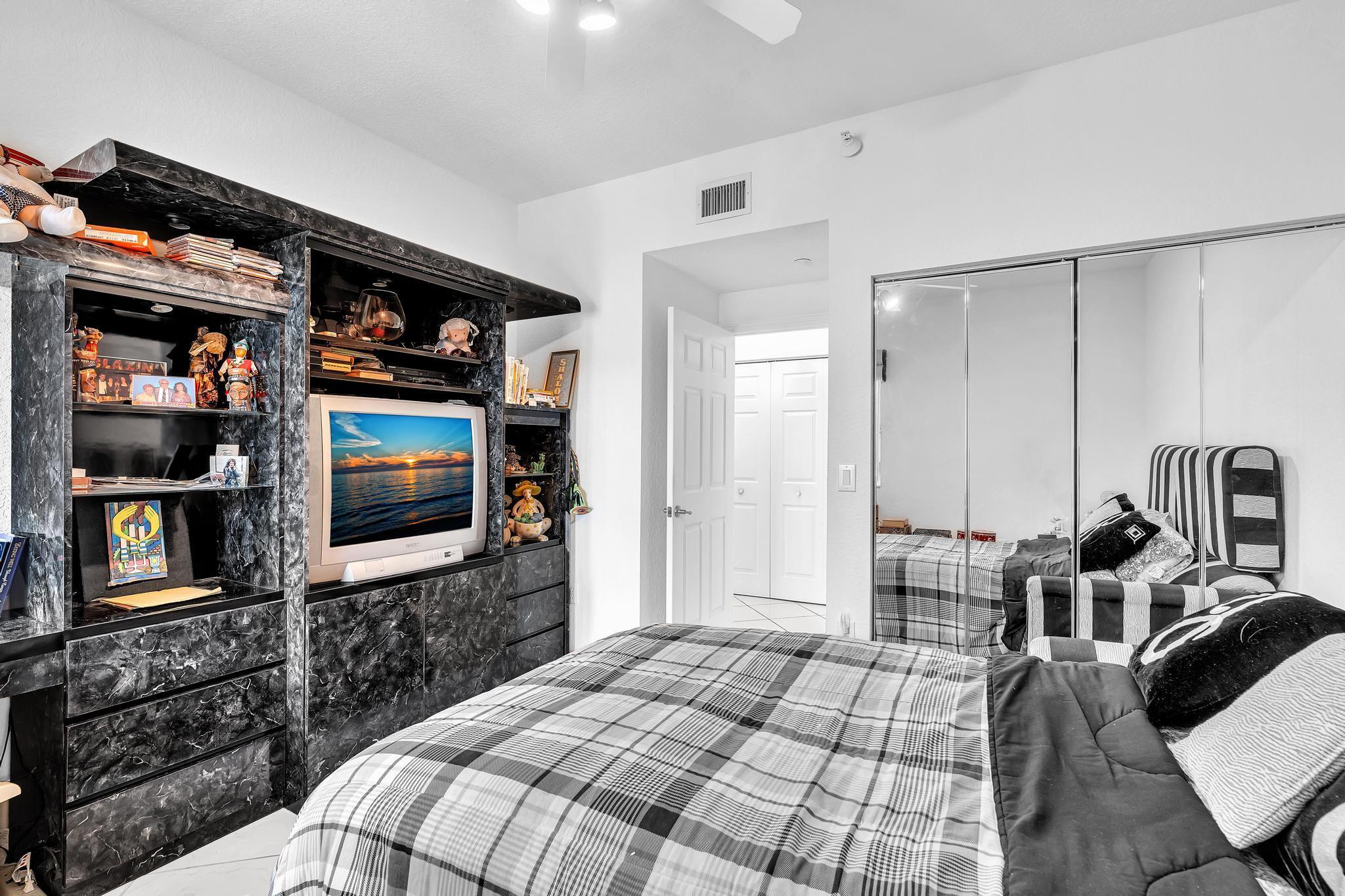 SOUTHAMPTON CONDOMINIUM - Residential