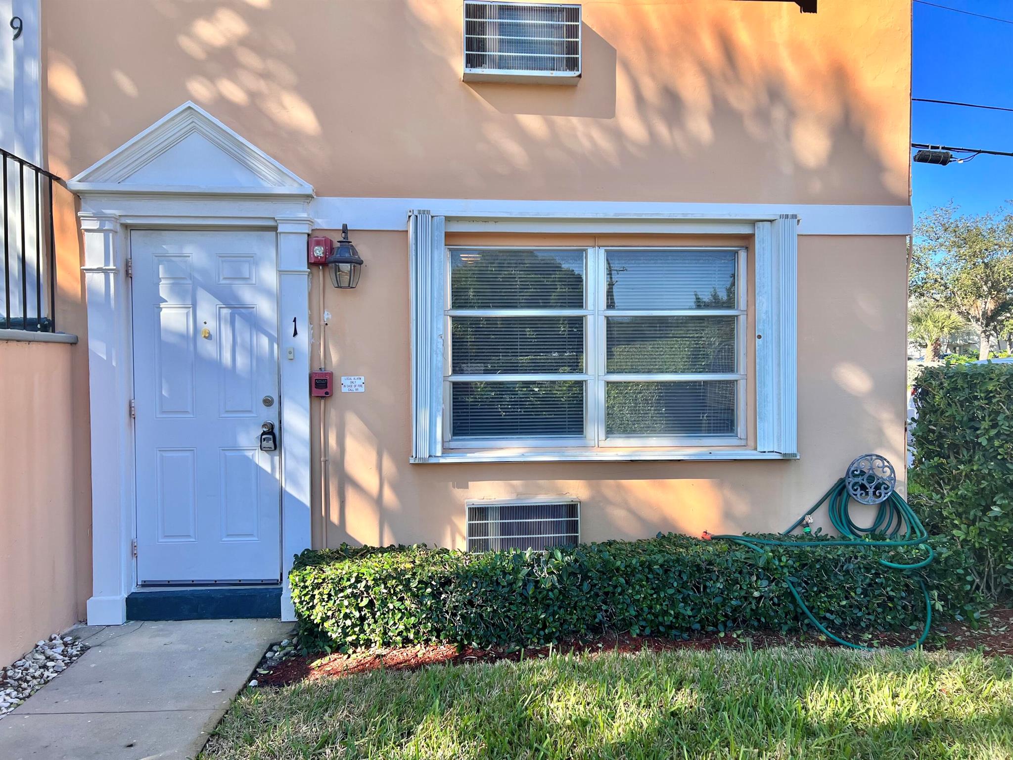 FOR SALE -STUDIO One of the best location in lake Worth Beach GROUND FLOOR-CORNER UNIT. Pool view. With WASHER AND DRYER in the unit. Nice walk in closet, kitchen, and full bathroom. RENTED with long term tenants lease up to 1/31/2026 paying $ 1,675. Brand new AC. Great location with a full size swimming pool. Short walk to downtown, park, and the beach. NO Pets allowed by Association. Perfect for INVESTORS , no rental restrictions, all ages community.