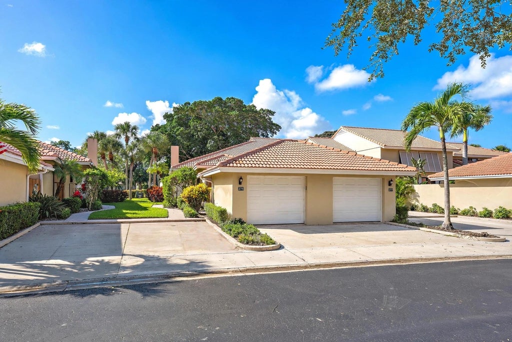 Photo of 275 OLD MEADOW Way, Palm Beach Gardens, FL 33418 (MLS # B26090704)