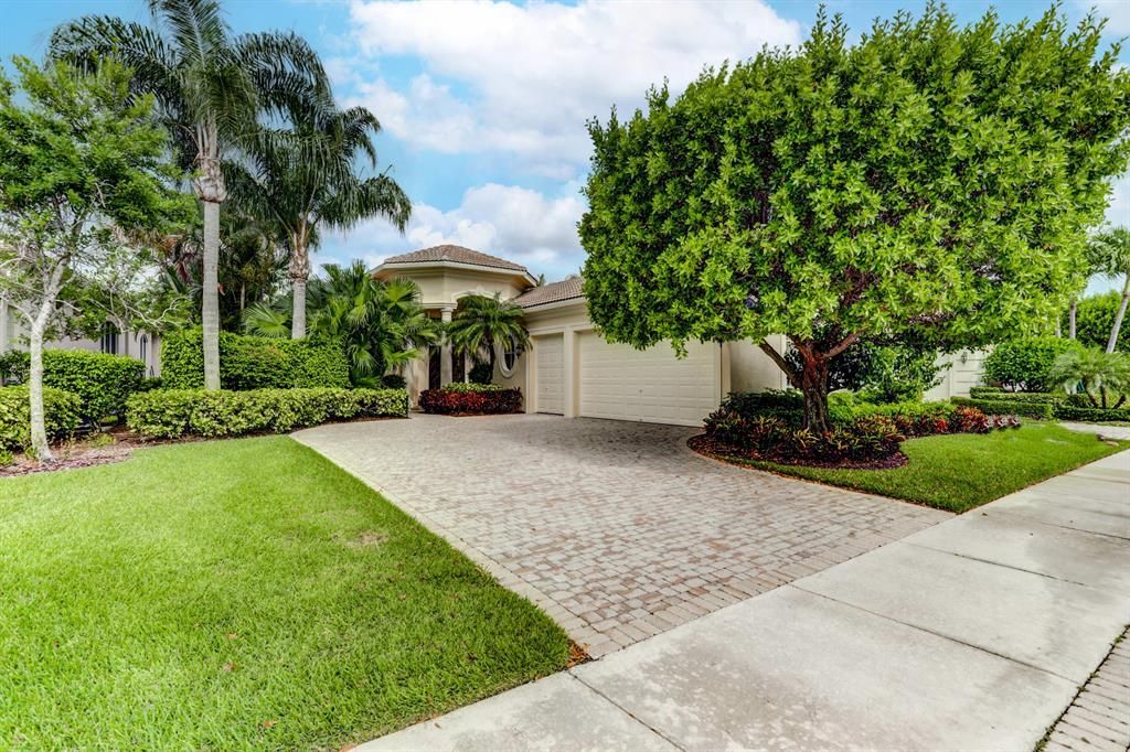 Photo of 220 Porto Vecchio Way, Palm Beach Gardens, FL 33418 (MLS # R10720849)