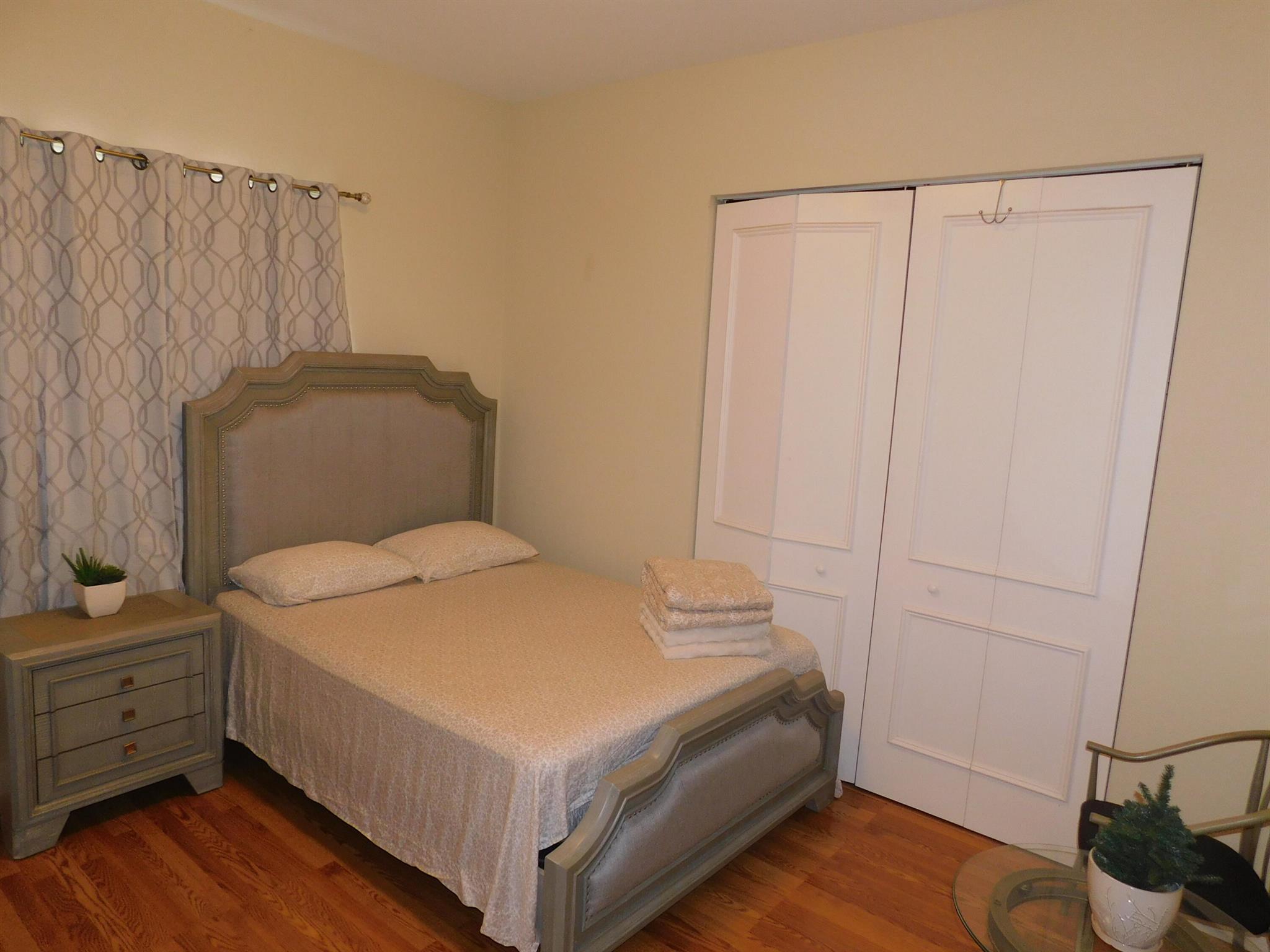 2 BEDROOMS FOR RENT. HOME IS BEING LIVED IN BY LANDLORD AND HIS WIFE. BEDROOM ON THE FIRST FLOOR FOR RENT. 2ND BEDROOM ON 2ND FLOOR FOR RENT. 2ND FLOOR BEDROOM OFFERS PRIVTE BATHROOM LOCATED IN ROOM. OFERS SHOWER TUB COMBO WITH GRANITE SINK.1ST FLOOR BEDROOM FOR RENT IS A 2ND MASTER LARGE ROOM WITH PRIVATE MASTER BATHROOM.YOU WILL HAVE ACCESS TO THE ENTIRE HOME BUT LANDLORD AND WIFE WILL BE LIVING IN THE RESIDANCE FOR THE ENTIRE TIME.