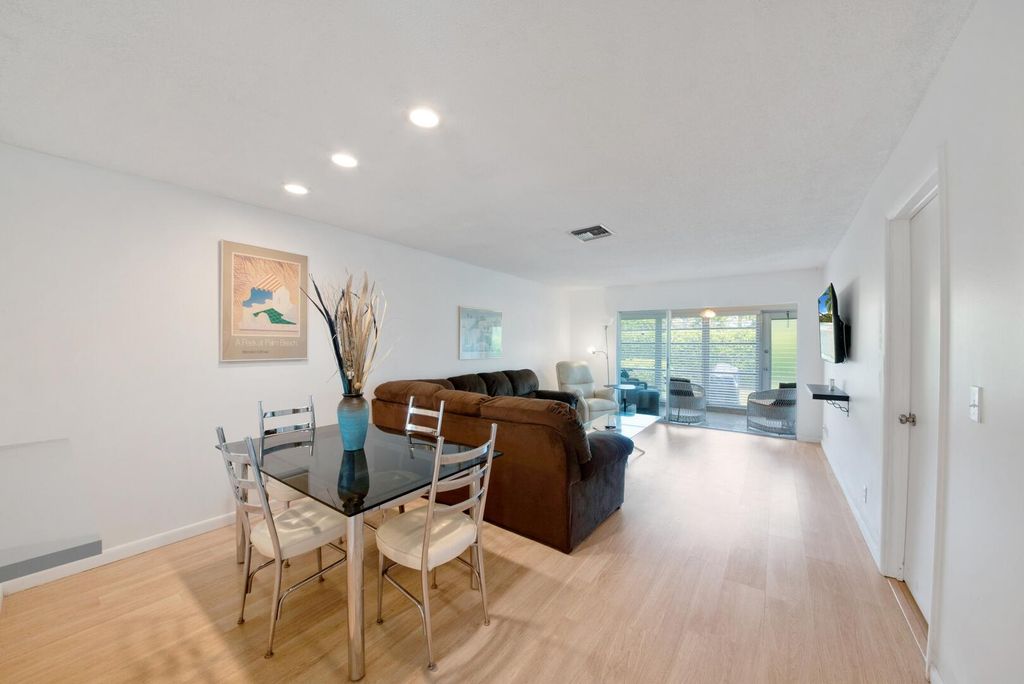 Photo of 13670 Via Flora #B, Delray Beach, FL 33484 (MLS # R11112483)