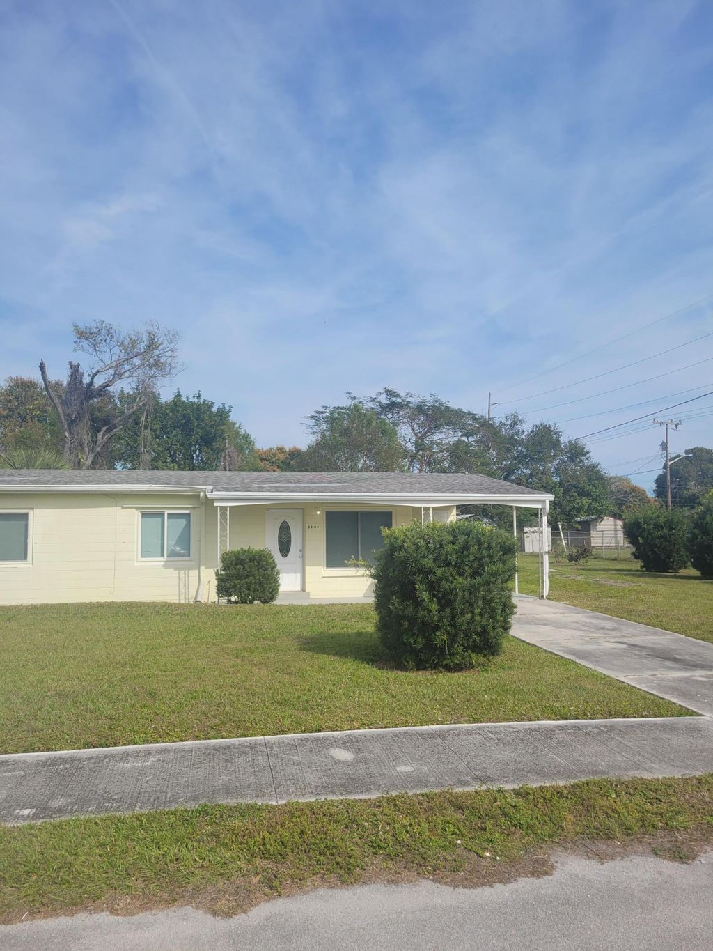 Photo of 2104 Avenue P Avenue, Fort Pierce, FL 34950 (MLS # R11059014)
