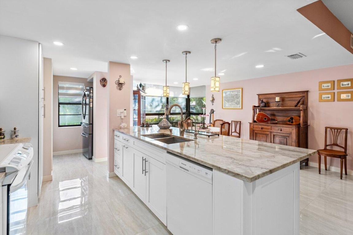 MANOR FOREST COND NO I DECL FILED 11-1-83 IN - Residential