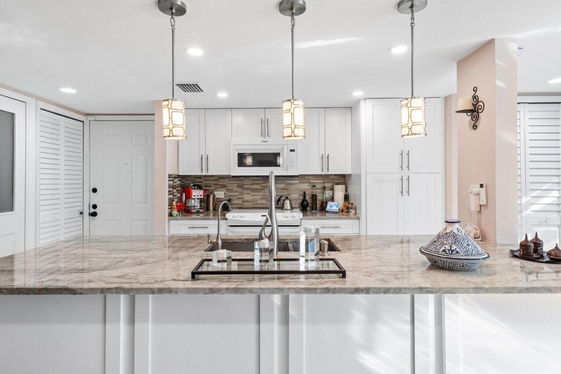 MANOR FOREST COND NO I DECL FILED 11-1-83 IN - Residential