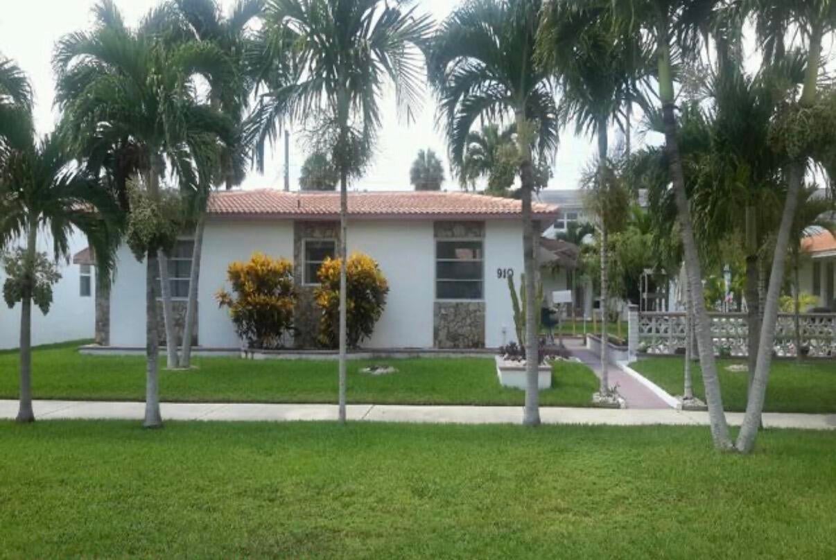 904-910 NE 10th Street