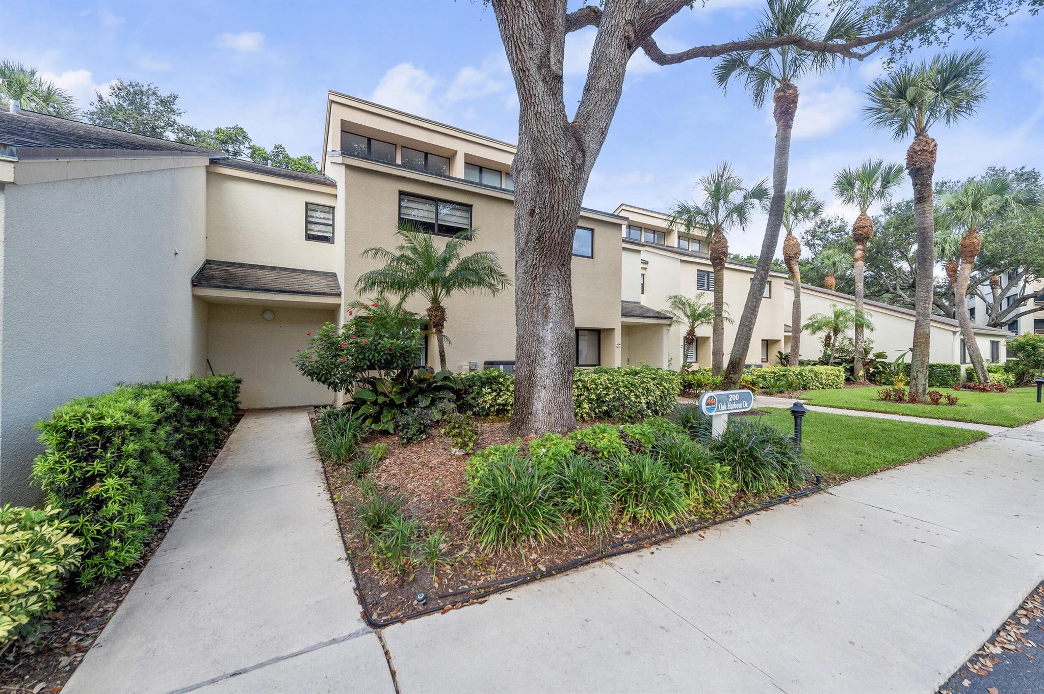 OAK HARBOUR CONDOS - Residential