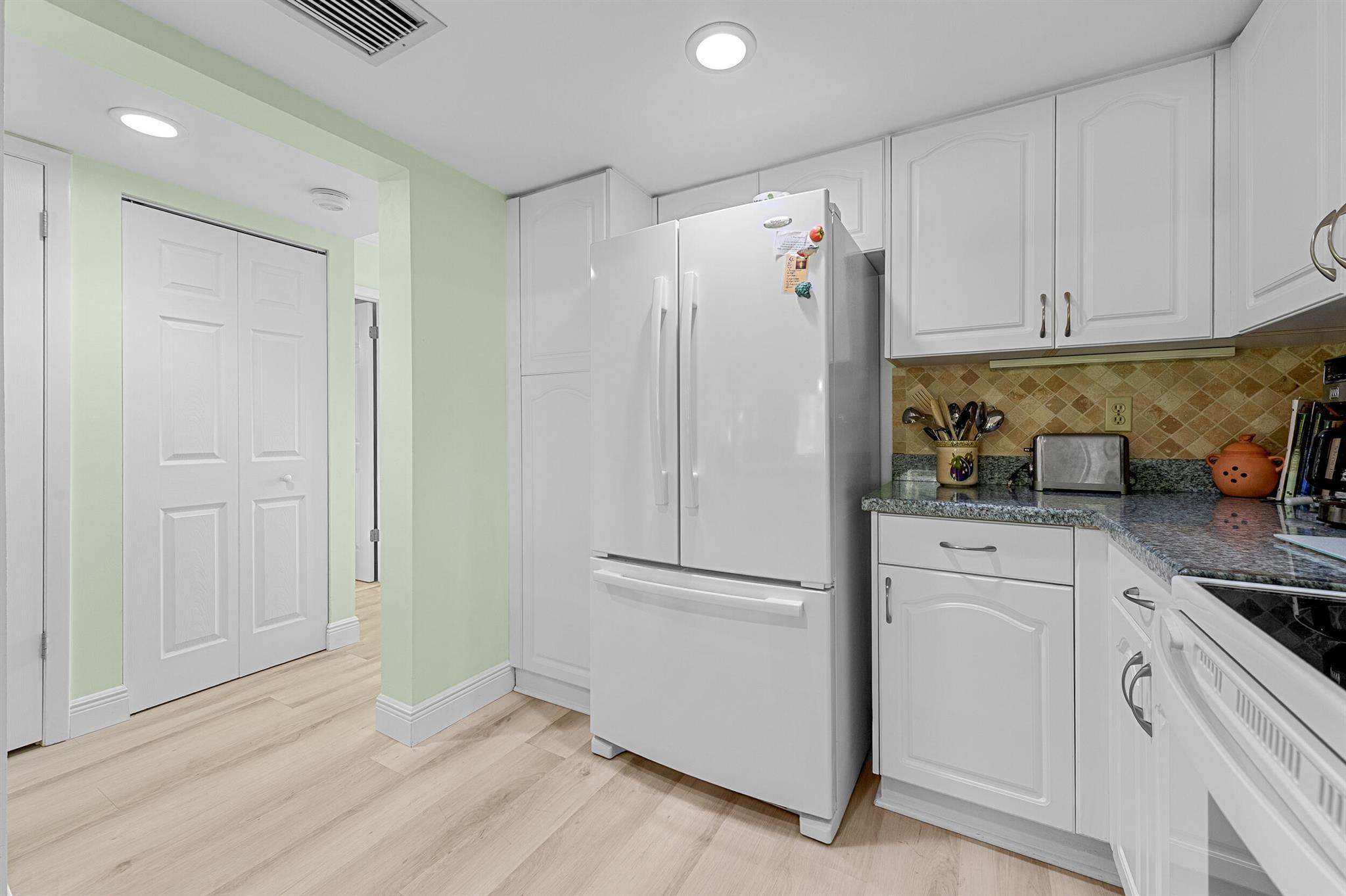 OAK HARBOUR CONDOS - Residential