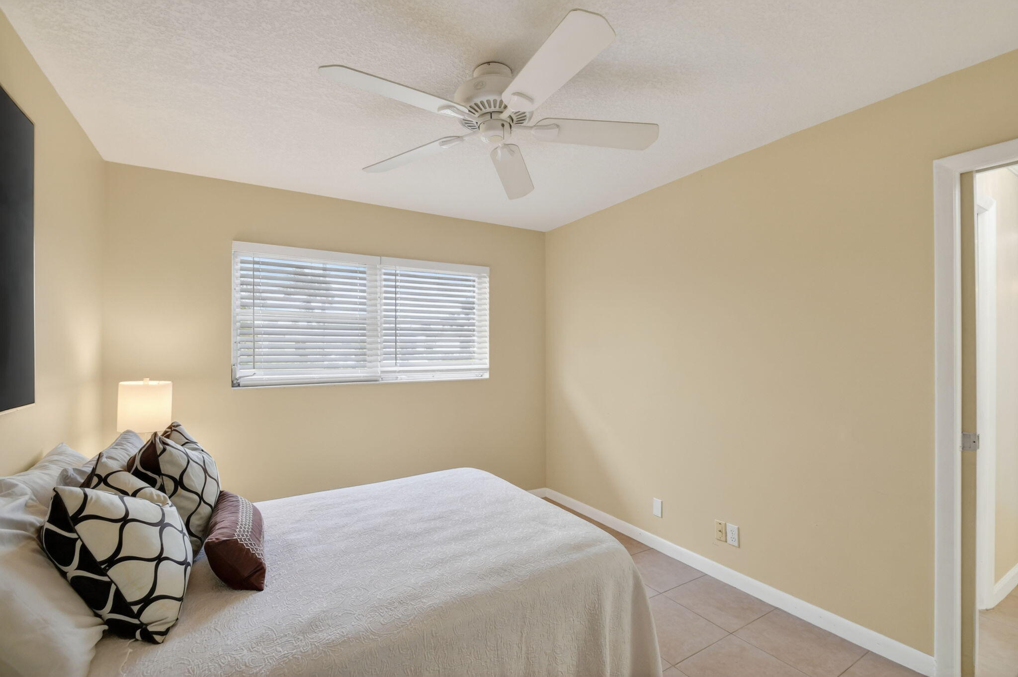CRESTHAVEN VILLAS  NO 28 - Residential