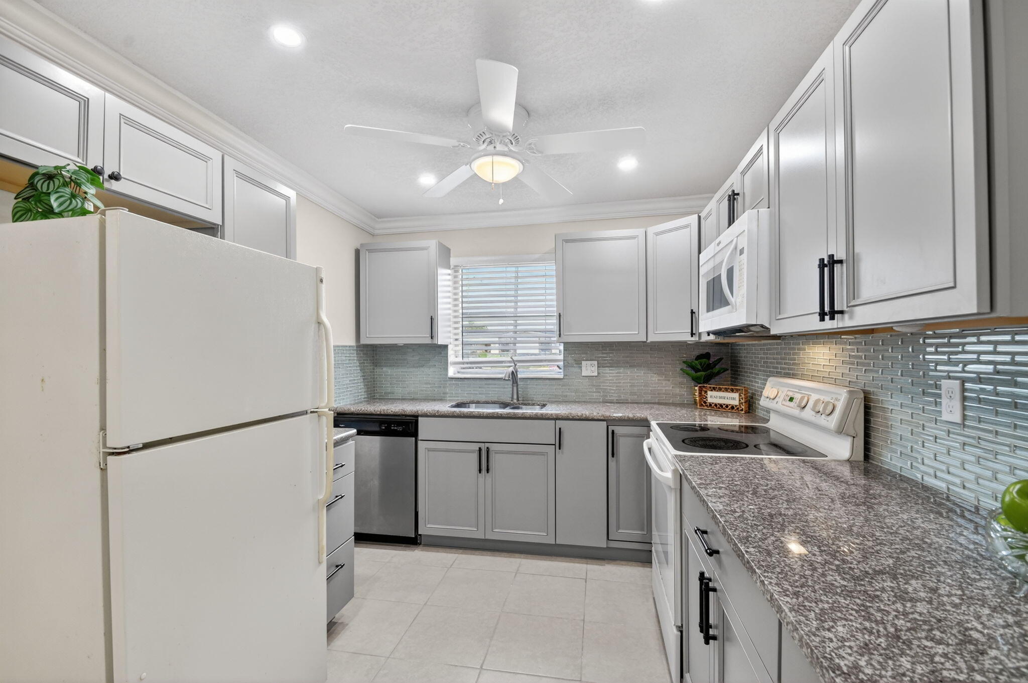 CRESTHAVEN VILLAS  NO 28 - Residential