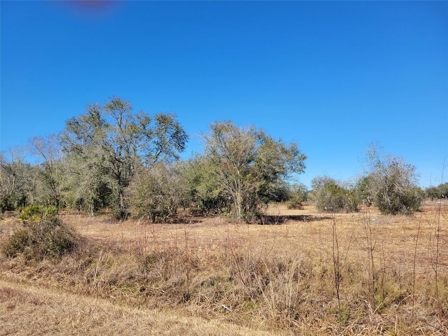 Located in NW Okeechobee. The Prairie. Zoned residential / agricultural. Property is cleared with culvert nd survey.DRY and BUILDABLE LOT.