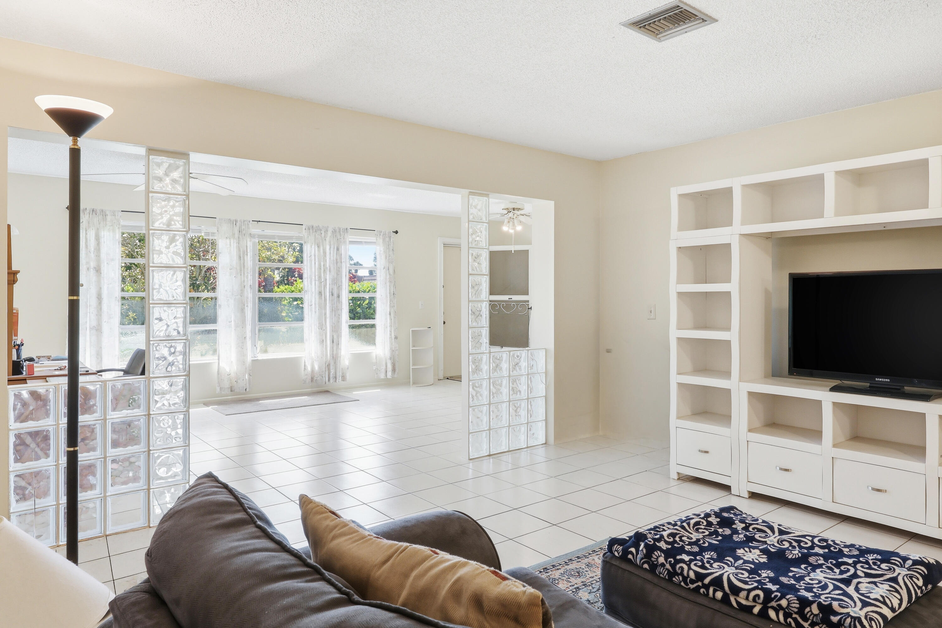 CRESTHAVEN CONDO TOWNHOMES SEC 3 - Residential