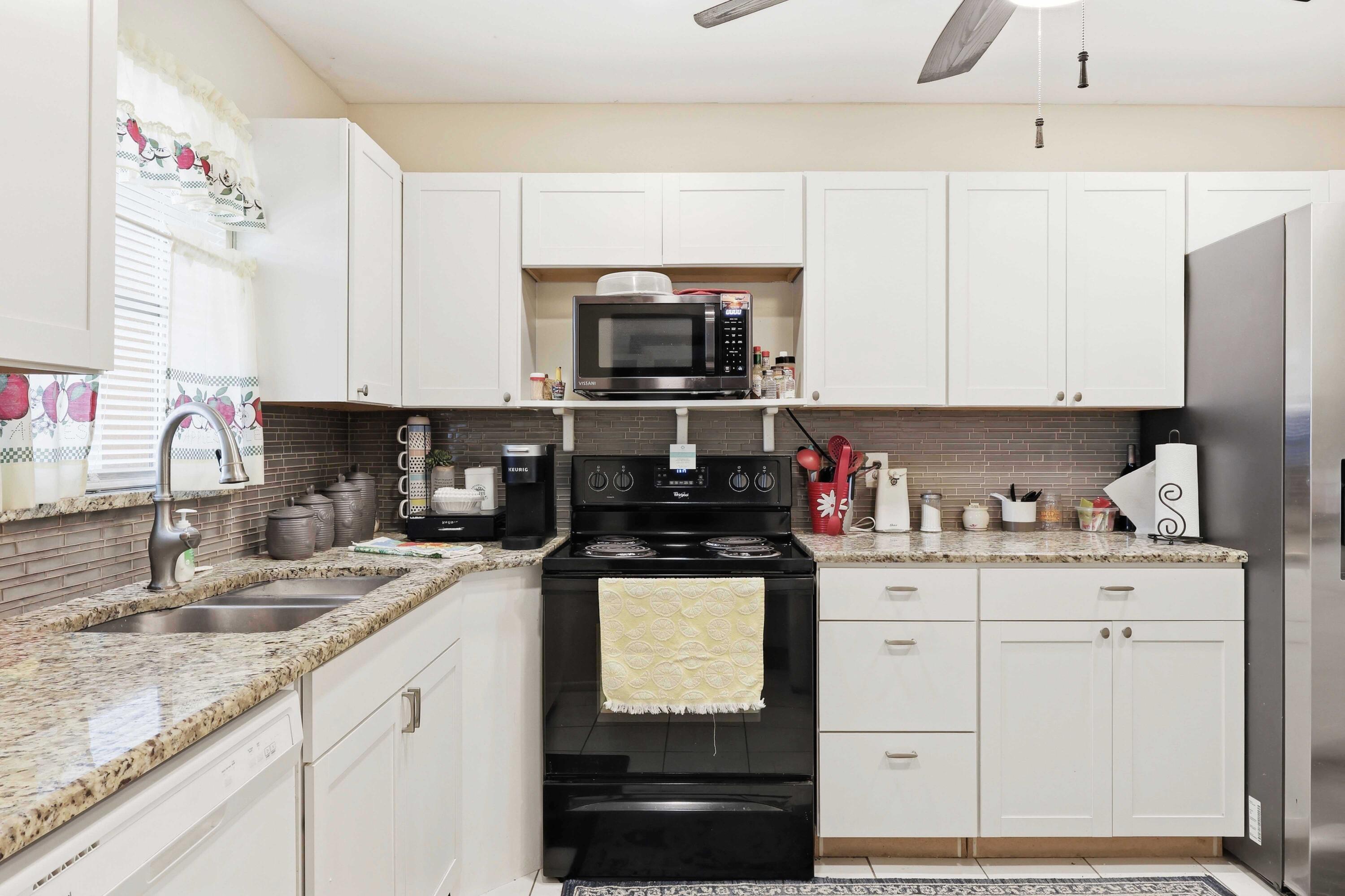 CRESTHAVEN CONDO TOWNHOMES SEC 3 - Residential