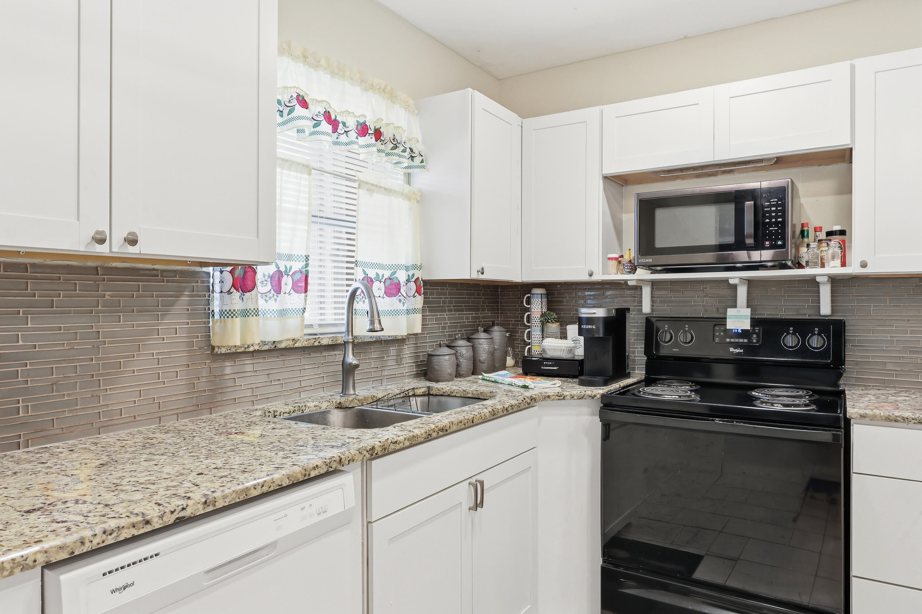 CRESTHAVEN CONDO TOWNHOMES SEC 3 - Residential