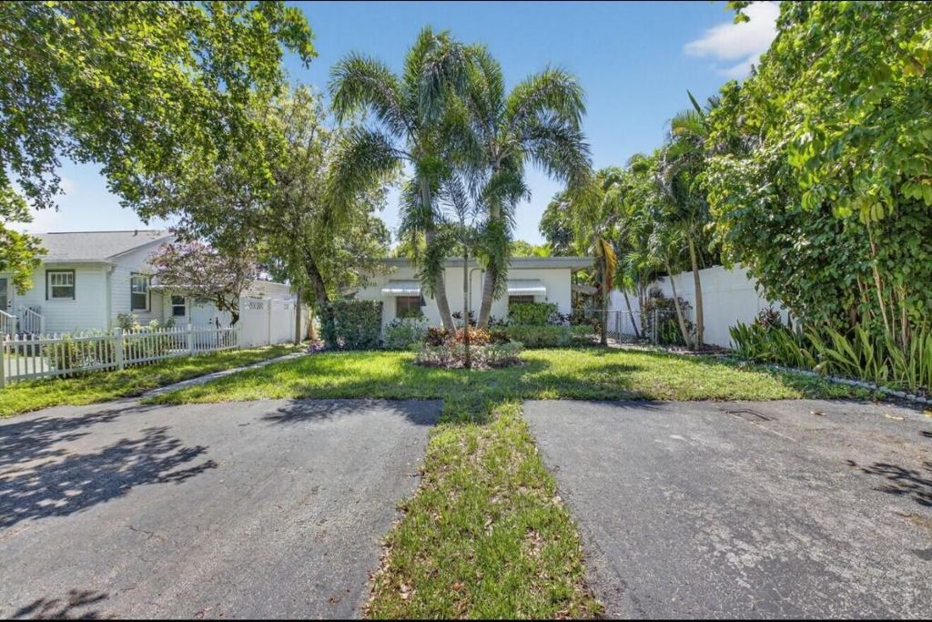 Photo of 210 NE 12th Street, Delray Beach, FL 33444 (MLS # R11127489)