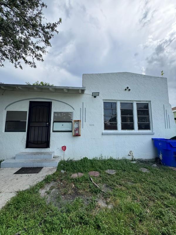 Amazing opportunity to rent updated and freshly painted 2/1 single family home with Florida room. Tenants responsible for Utilities and grass.