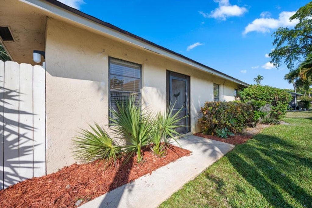 Photo of 197 SE 1st Circle #15b, Boynton Beach, FL 33435 (MLS # R11164153)