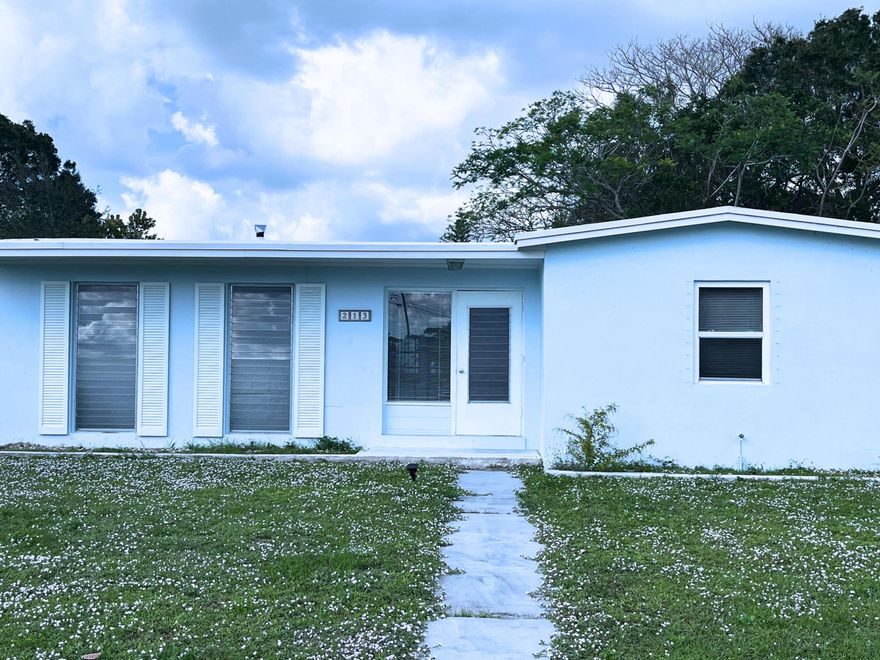 This property  located In the middle of  Saint Lucie West shopping center and US 1, The house  have a huge backyard where you can enjoy with  family and friends, AC unit and new appliances, bright house  with nearby shopping, dining and parks.