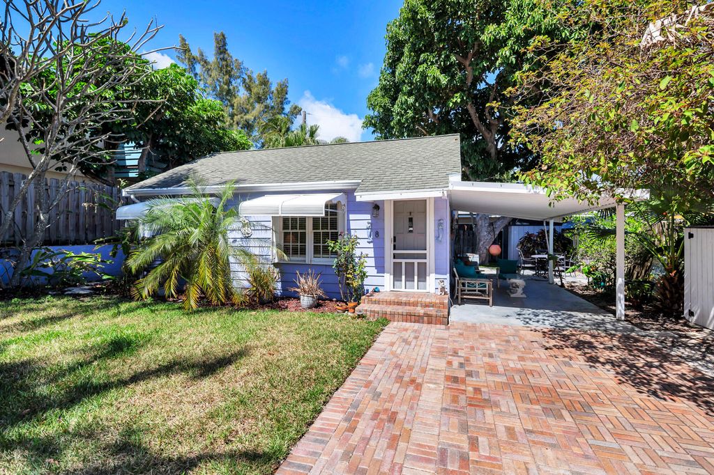 Photo of 8 Surf Road, Boynton Beach, FL 33435 (MLS # B26000984)