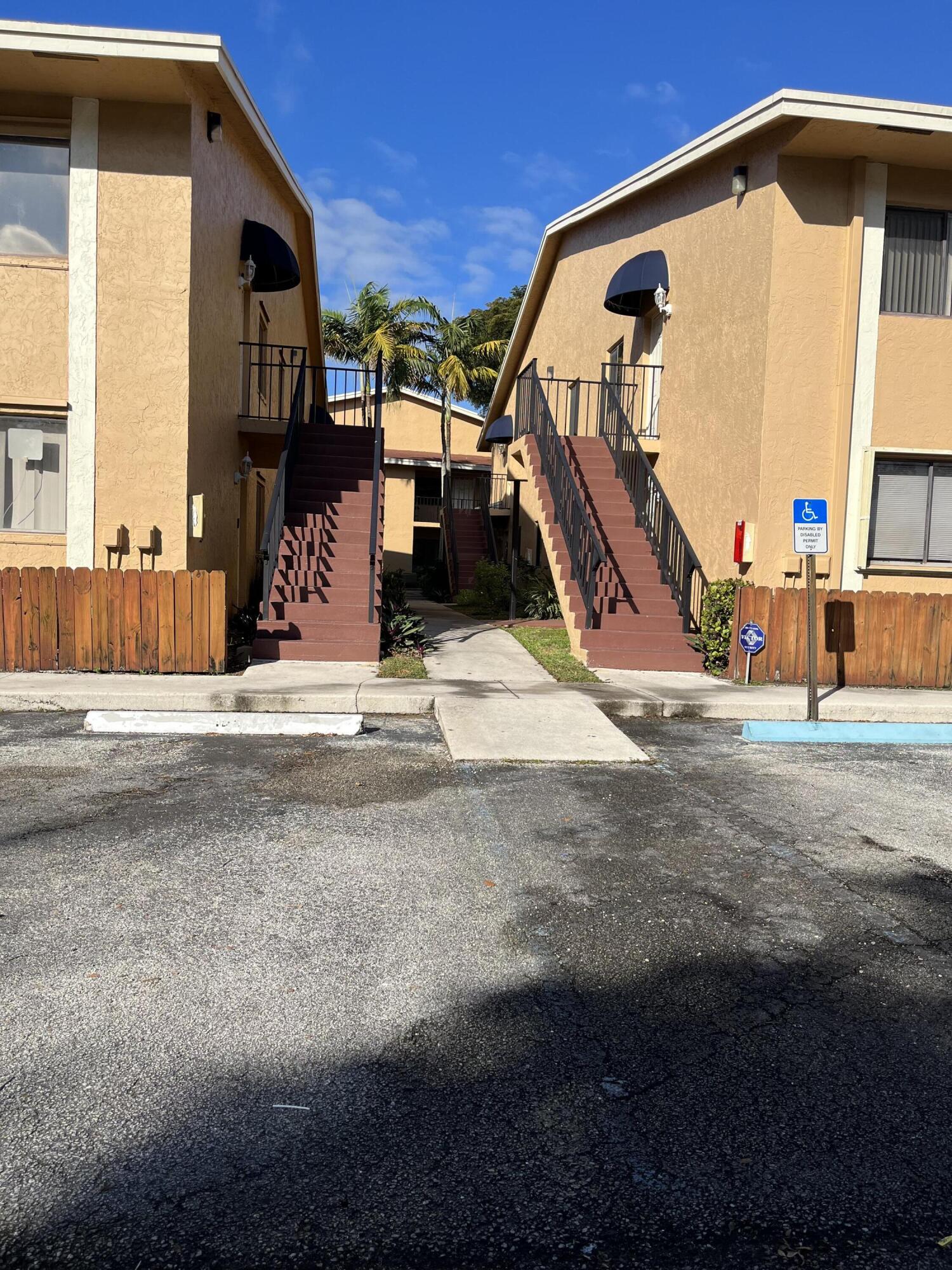 LAURELS AT SHERWOOD CONDOMINIUM - Residential