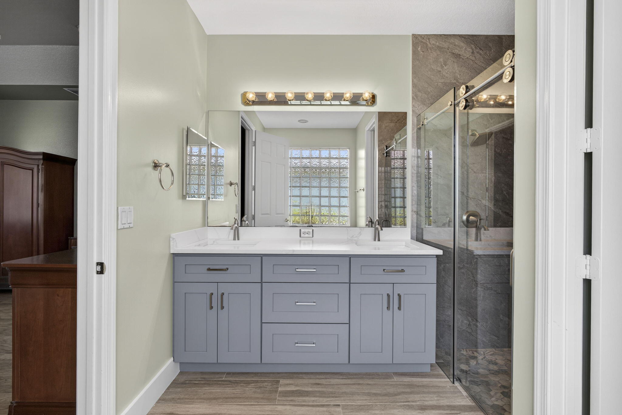 BAYWINDS/PELICAN - Residential