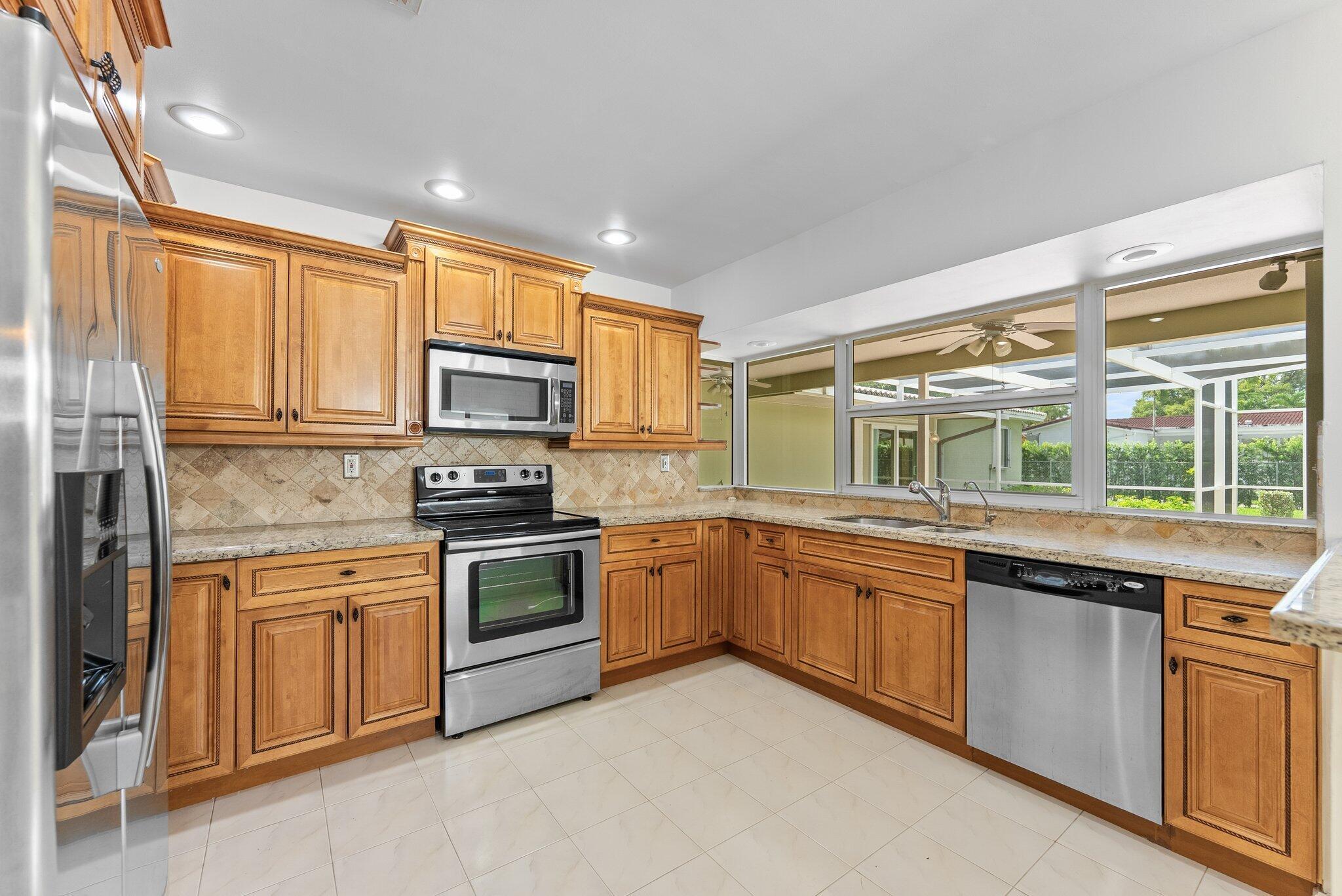 HOLLYWOOD GOLF ESTATES SE - Residential