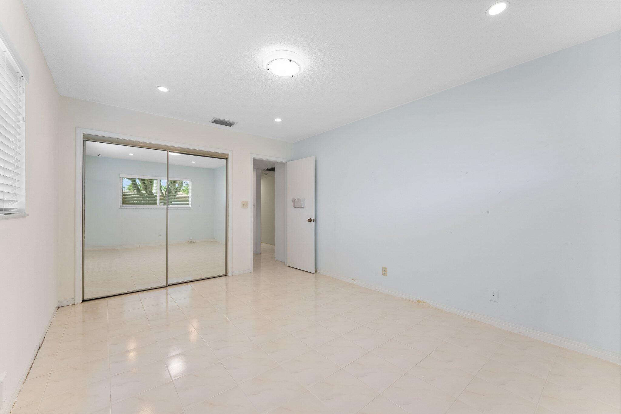 HOLLYWOOD GOLF ESTATES SE - Residential